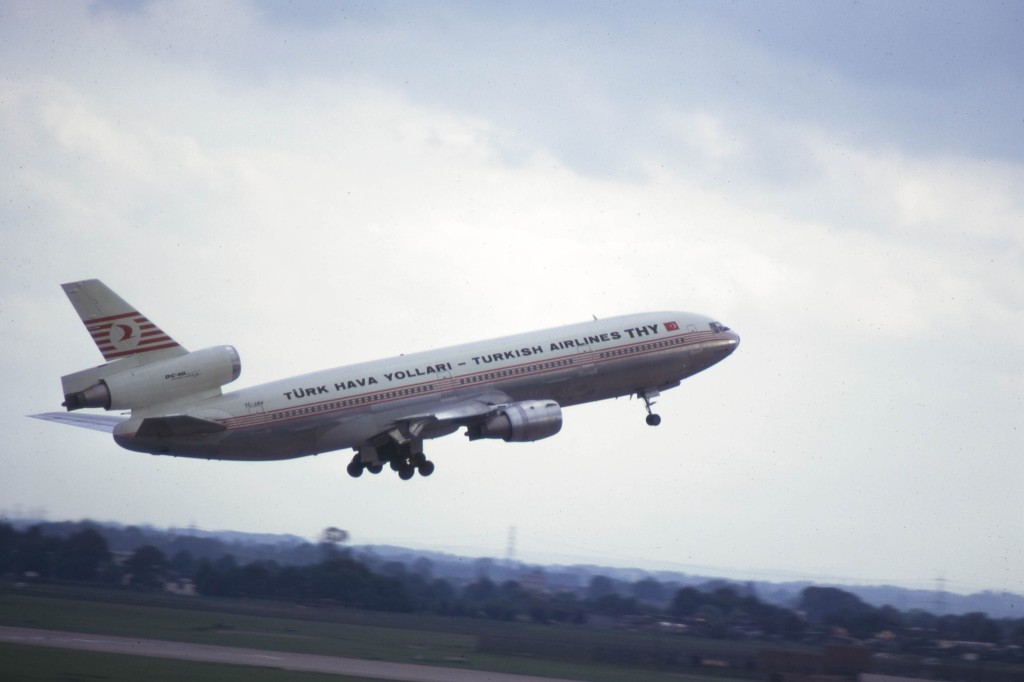 Snímek tragického letounu DC-10 pořízený v Londýně v létě roku 1973