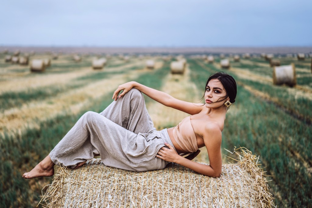 Farmářka nosí bikiny údajně i proto, že se s nimi může na farmě opalovat při práci