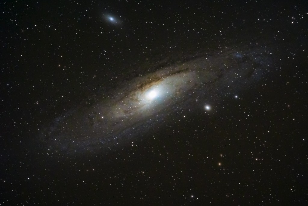 Při kolizi supermasivních černých děr dochází zároveň ke srážce galaxií