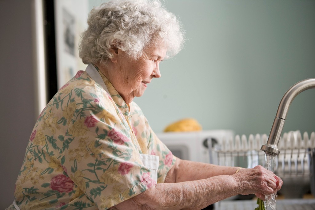 Alzheimerova choroba se může mimo jiné projevovat i ztrátou schopnosti provádět běžné úkony, jakými jsou např. i domácí práce