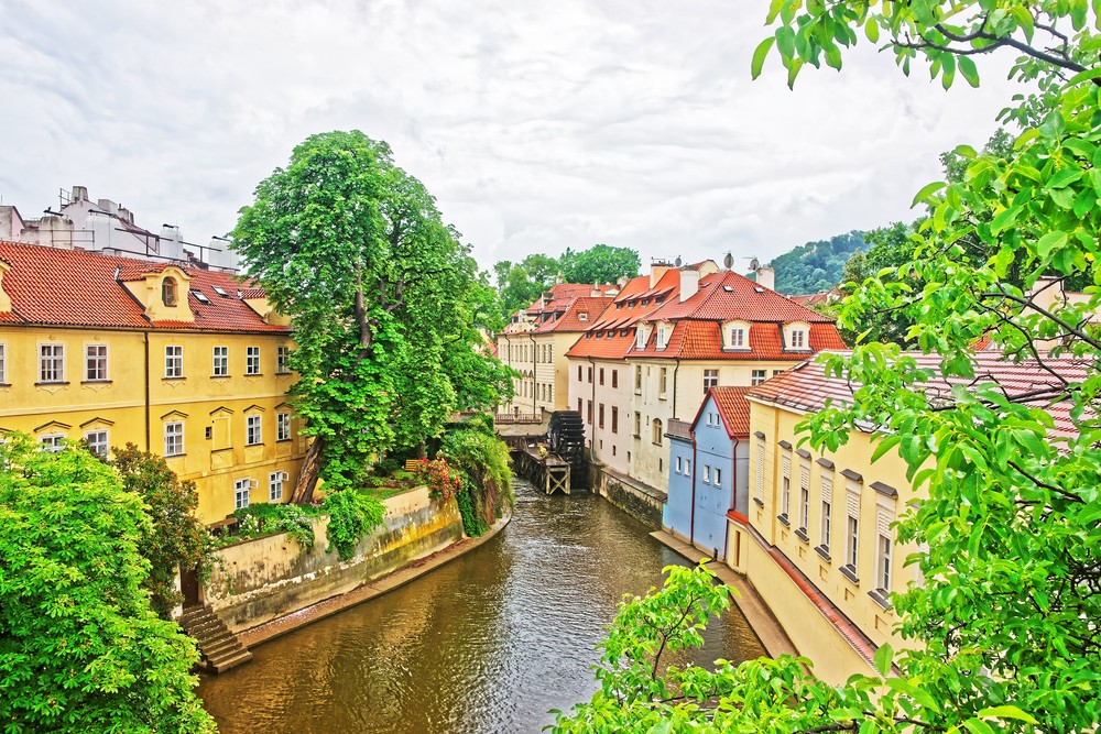 Kampa je od Malé Strany oddělena vltavským ramenem Čertovkou