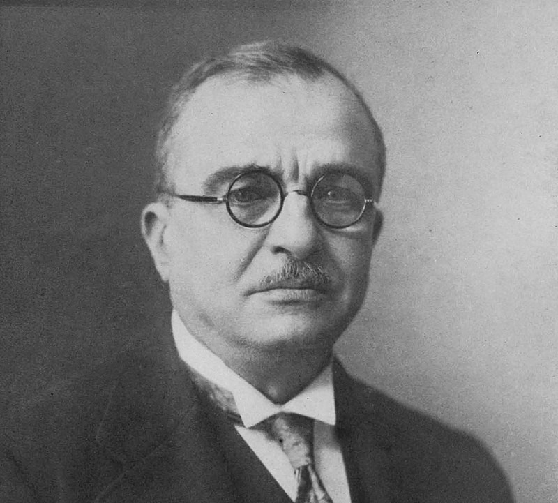 Generál Ioannis Metaxas zavedl v Řecku diktaturu, nicméně se v rozhodný okamžik národa postavil proti druhému diktátorovi - Benitu Mussolinimu