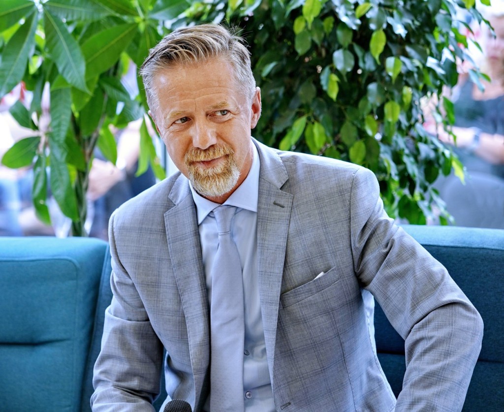 Z někdejšího lamače ženských srdcí se stal spořádaný manžel
