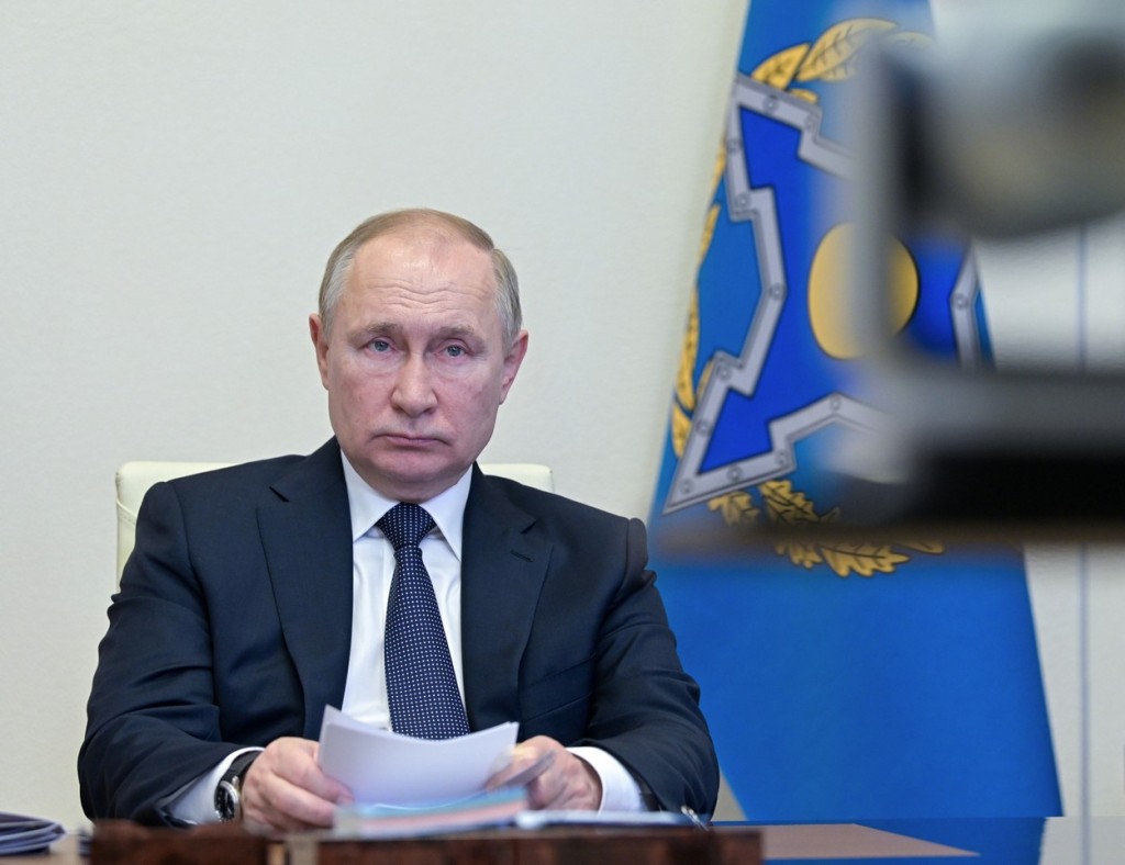 Putin ukončil v roce 1975 studium práv na Leningradské státní univerzitě. Již v průběhu studia na vysoké škole se stal členem sovětské tajné služby KGB a Komunistické strany Sovětského svazu (KSSS)