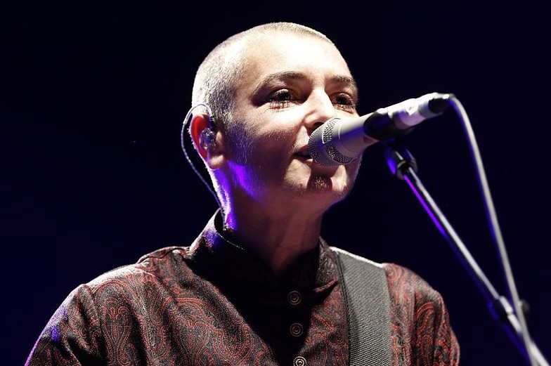Sinéad O’Connor toho za svoji kariéru stihla mnoho. Zkomponovala několik hudebních pecek, ztropila pár skandálů a zemřela mladá. Kdyby tu byla déle, kdo ví, čeho bychom se od ní dočkali
