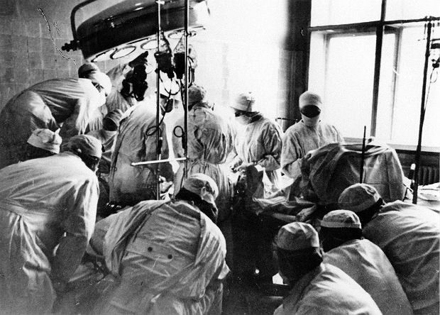 Podmínky pro první a současné transplantace orgánů a operace vůbec není možné ani vzdáleně srovnávat