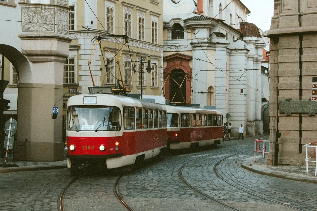 Raději si prohlédněte jízdí řády. Tramvají a autobusů v Praze dočasně ubude