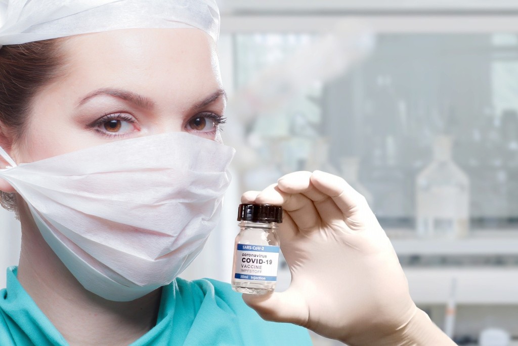 Kdo má zájem na tom, že jsou praktici postaveni mimo hru a přednost dostanou očkovací centra?