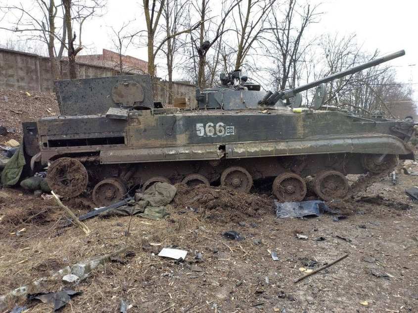 Zničené ruské vozidlo BMP-3. Ukrajina se brání Putinově invazi od 24. února minulého roku