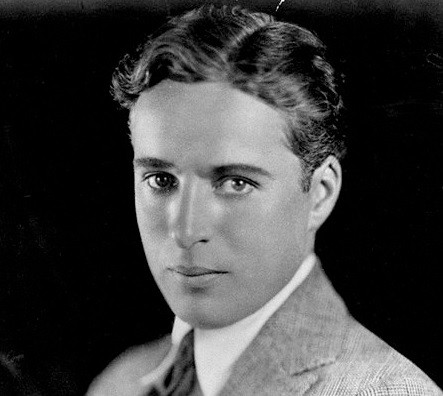 Charlie Chaplin byl v mládí pohledný mladý muž. Nikdo nezasvěcený by netušil jakou bídou si v dětství prošel