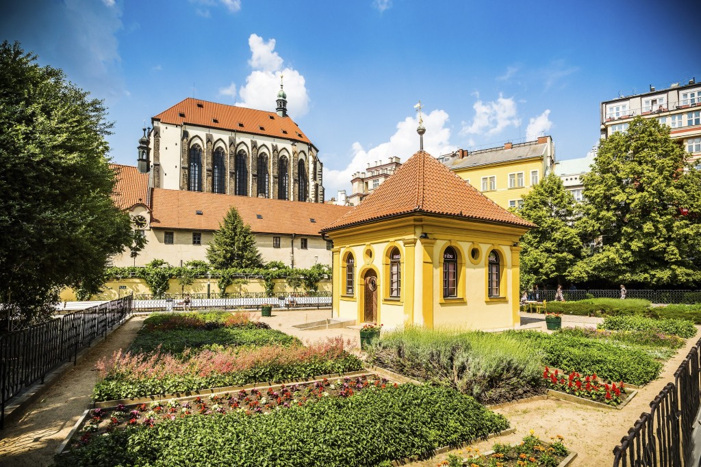 Františkánská zahrada je oázou klidu uprostřed města
