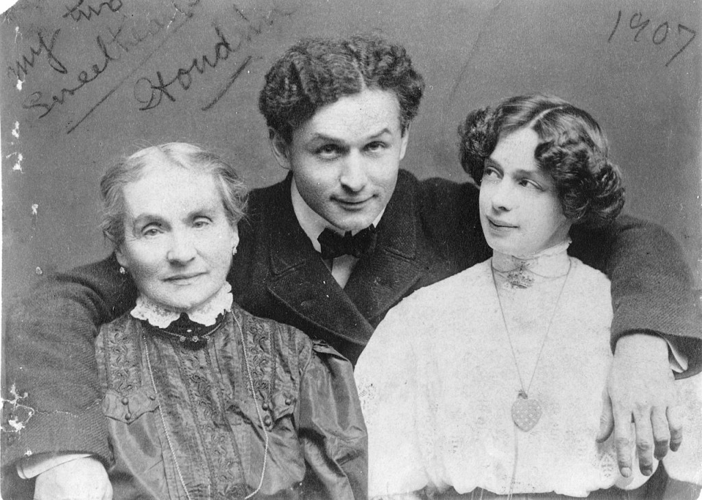 Harry Houdini miloval svoji ženu i matku. Právě matčin "dopis ze záhrobí" se stal důvodem konce přátelství s Conanem Doylem
