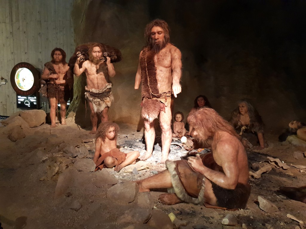 Předpokládá se, že moderní lidé se začali potkávat s neandertálci asi před 60–80 000 lety