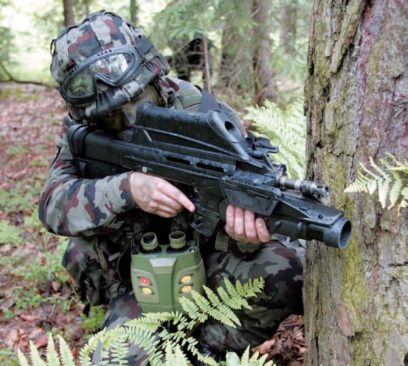 FN F2000 má ve výzbroji i slovinská armáda, zde je zbraň i s granátometem