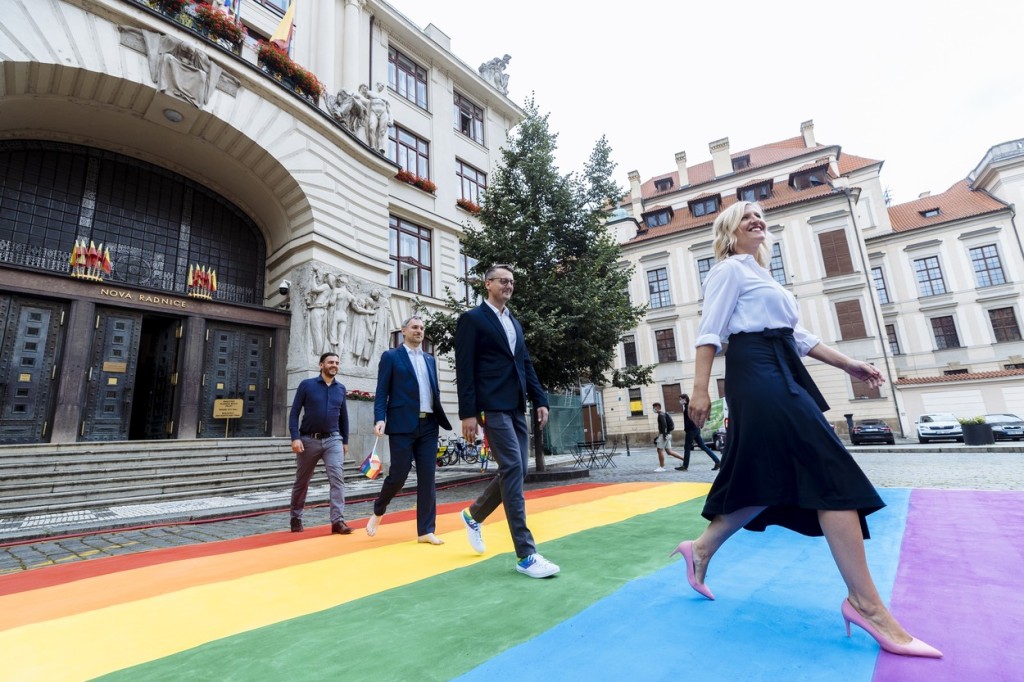 Pražský magistrát oslavuje letošní Prague Pride duhovým přechodem před Novou radnicí