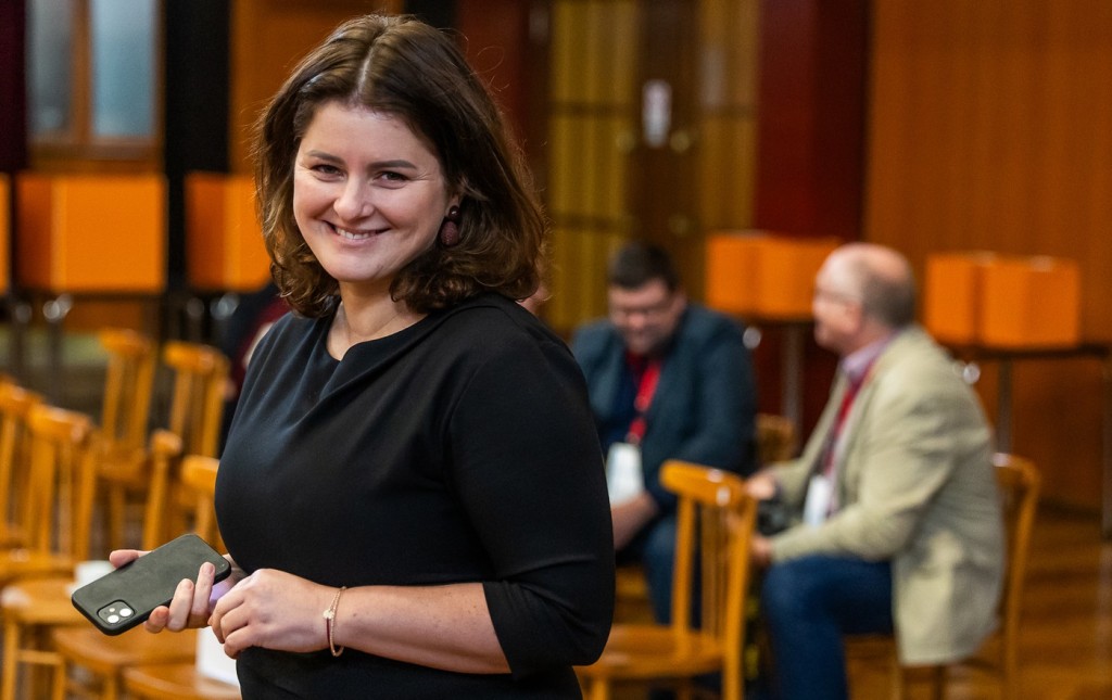 Jana Maláčová rozdává úsměvy a rozumy, kde může. Není však jisté, zda to na vzkříšení SOCDEM bude stačit