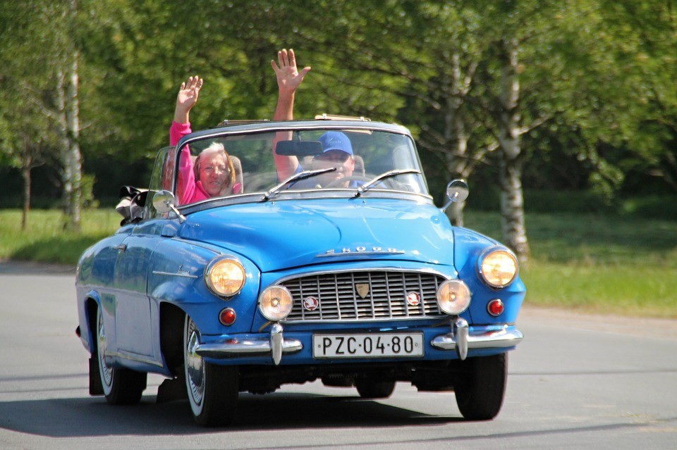 Mít doma staré auto může být výhra, za starý řidičský průkaz si ale připlatíme...
