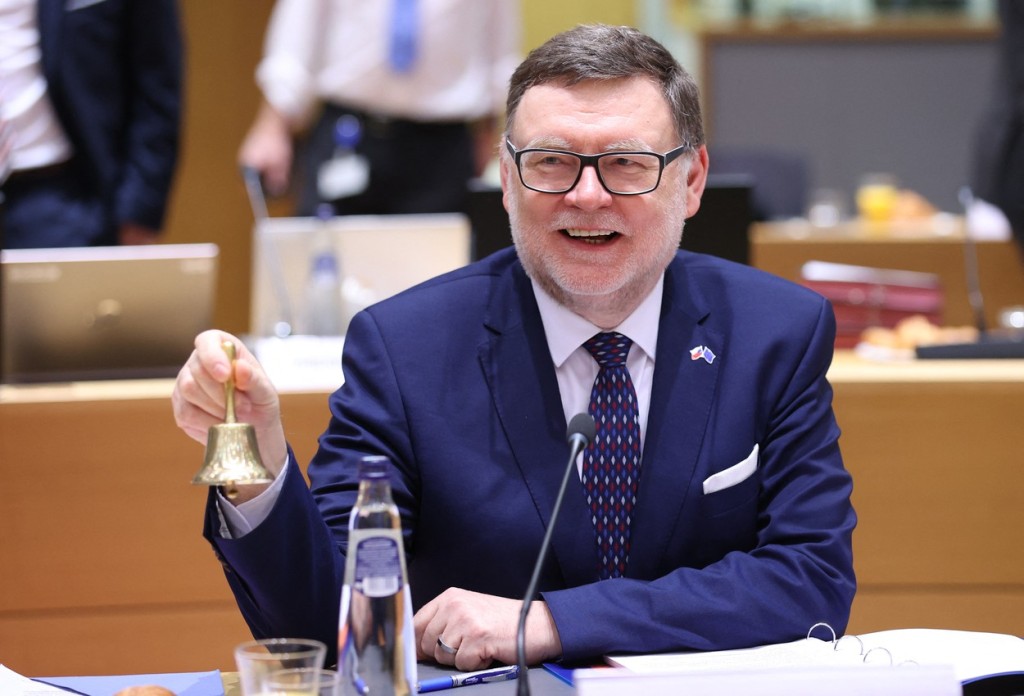 Ministr financí zvonečkem možná přivolává Ježíška. Otázka je, komu nadělí