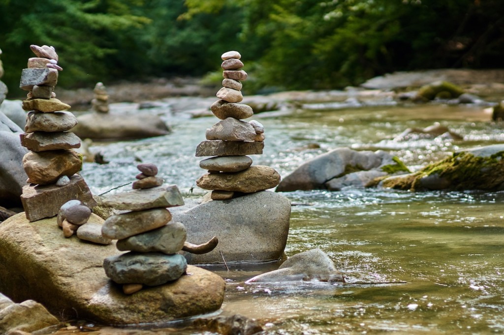 Říční valouny jsou geologický fenomén vzniklý erozí. Působí uklidňujícím až meditativním dojmem