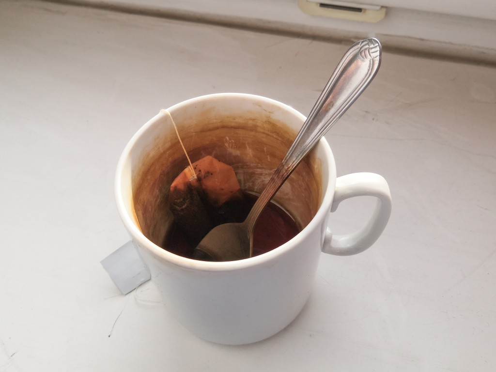 Zašlé hrnky můžete vyčistit poměrně jednoduše, pomůže vám s tím jedlá soda i ocet