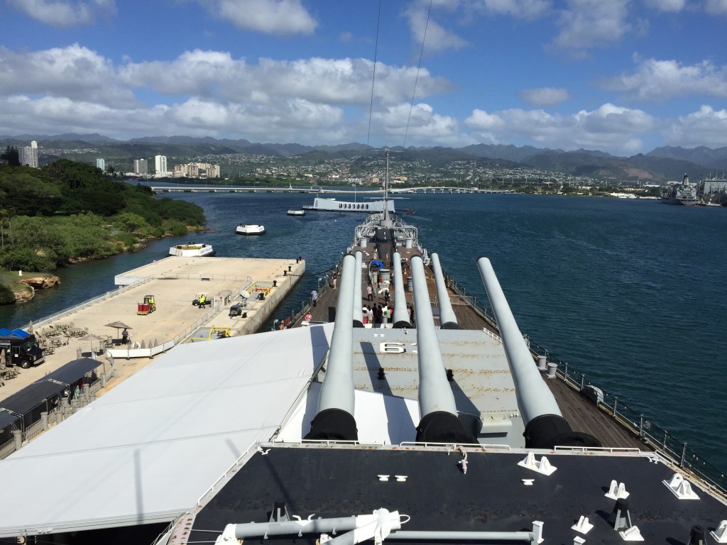 Pohled z lodi USS Missouri na místo potopení lodi USS Arizona