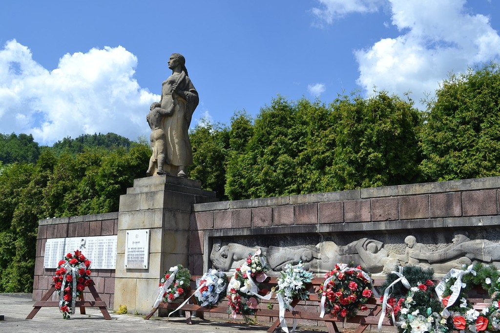 Památník věnovaný 84 zavražděným obyvatelům obce Kľak