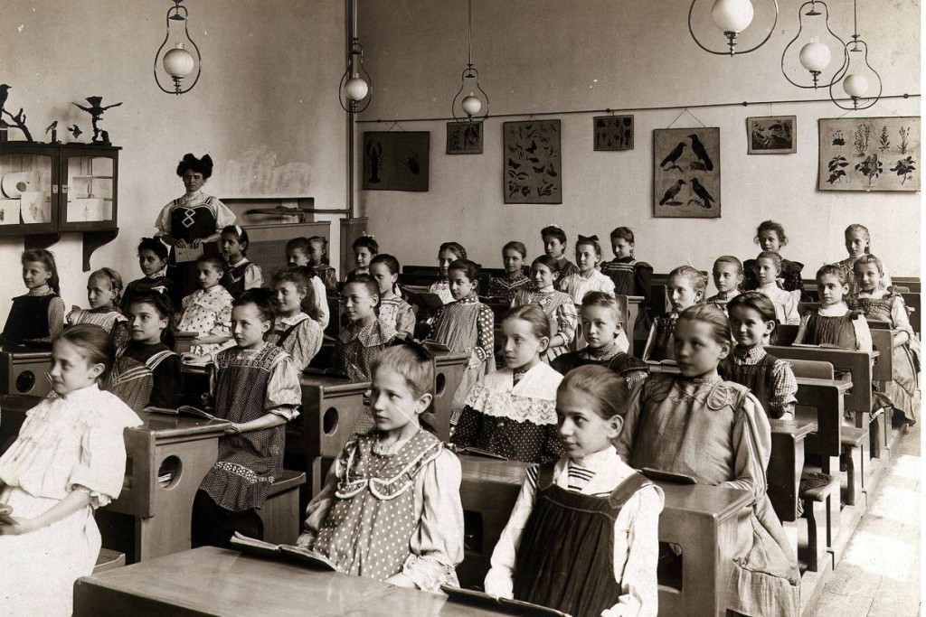 Vzdělávání dívek mělo v minulosti úplně jinou podobu, než tomu bylo u chlapců - ilustrační foto