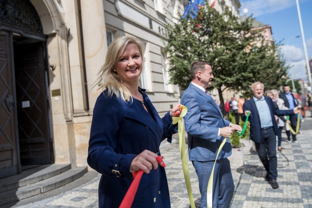 Pecková je od roku 2010 zastupitelkou a od roku 2014 starostkou města Mnichovice ve Středočeském kraji