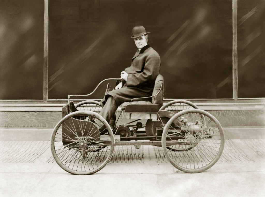 Henry Ford v roce 1896 ve svém prvním benzínovém automobilu Quadricycle