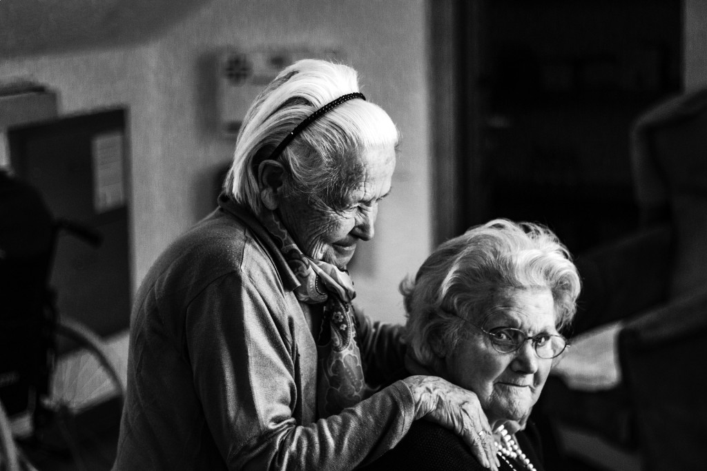 V Praze je v domovech seniorů téměř stovka nakažených