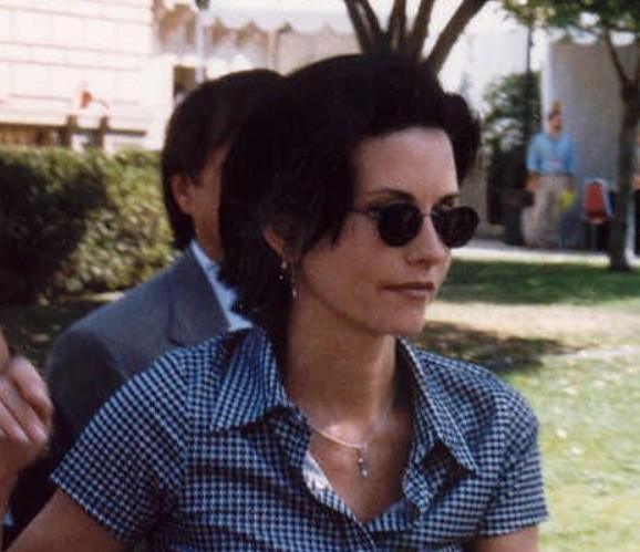 Courteney Cox to neměla nikdy jednoduché. Poplakala si nejen nad svou hvězdou. Další slzy ronila, když osmkrát potratila. Nakonec má dceru, která byla na houbách v době poslední série Přátel