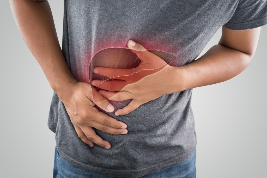 Mezi symptomy rakoviny jater patří mimo bolesti břicha i bolest v okolí pravé lopatky