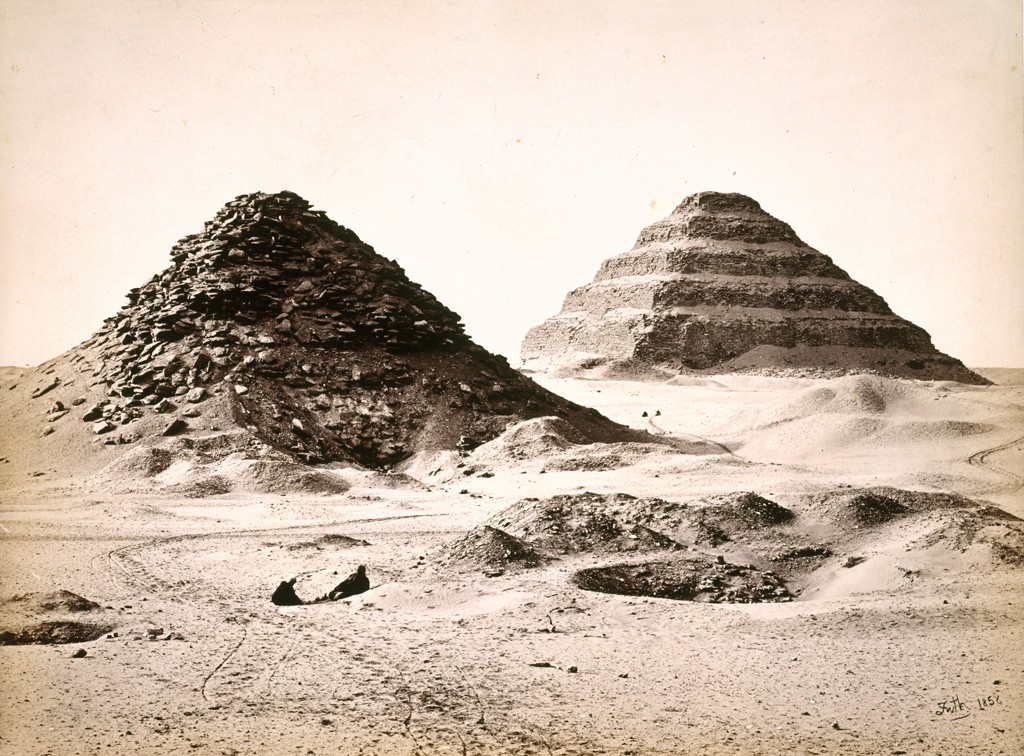 Džoserova pyramida je nejstarší egyptskou pyramidou. Takto vypadala v roce 1858