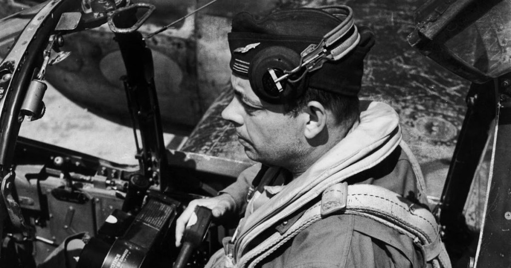 Antoine de Saint-Exupéry v kabině průzkumného letounu během války