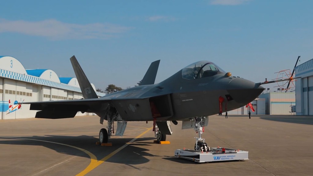 Jihokorejská stíhačka KF-21 chce být levnější alternativou k americké F-35