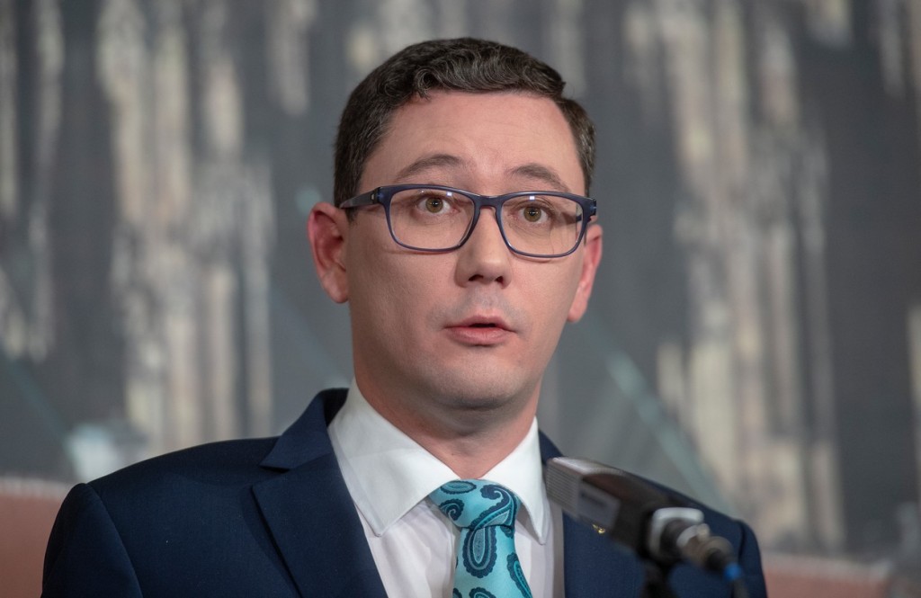 Za éry sociálně demokratických vlád Jiří Ovčáček pracoval tiskovém odboru Úřadu vlády