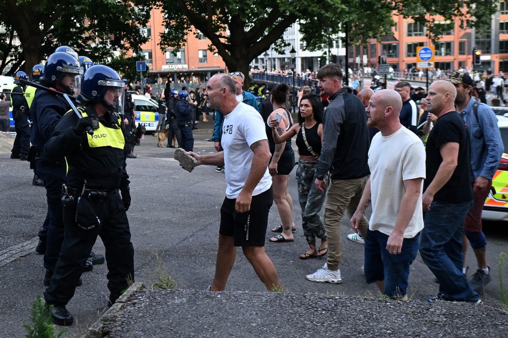 Protesty po šílených útocích v Británii neberou konce