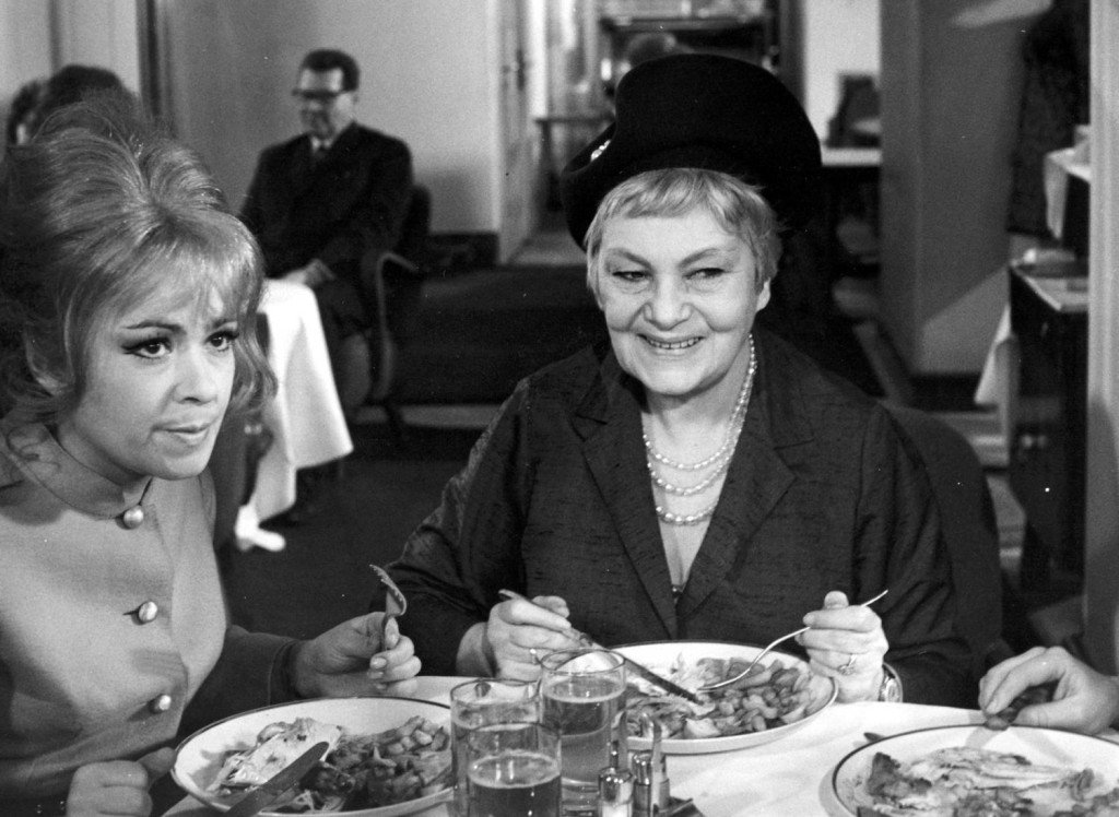 Jiřina Šejbalová (na snímku s Jiřinou Bohdalovou) předvedla svoje herecké umění i ve filmu Světáci
