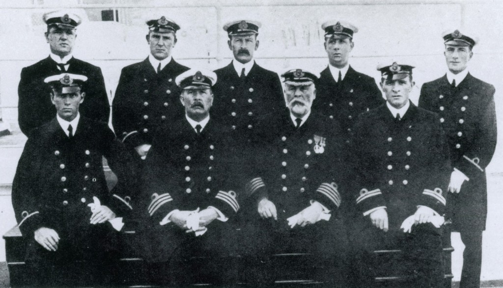 Kapitán a důstojníci na Titanicu. Charles Herbert Lightoller druhý zleva (stojící)