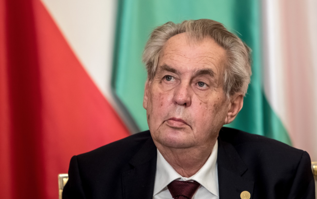 Lidé kolem Miloše Zemana chtějí vysát jeho popularitu až do úplného dna