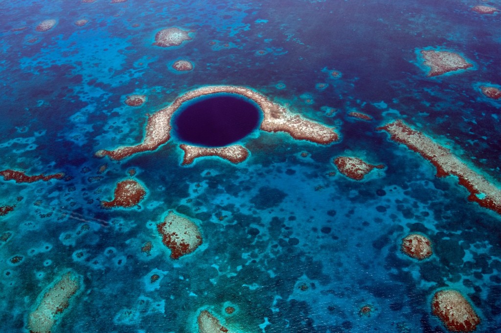 Závrt je součástí rozlehlého korálového systému známého jako Belizský bariérový útes. Great Blue Hole, spolu s okolními 4 100 hektary, byla v roce 1996 zapsána na seznam světového dědictví UNESCO