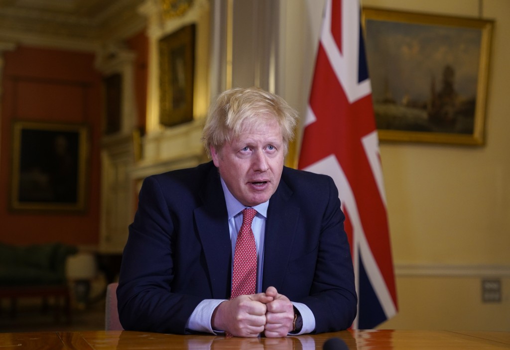 Britský premiér Boris Johnson v minulosti covid zlehčoval