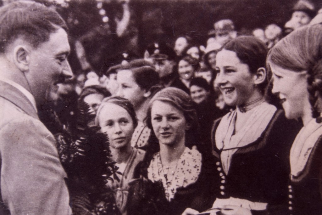 Adolf Hitler mluví v roce 1942 na setkání se svými příznivci