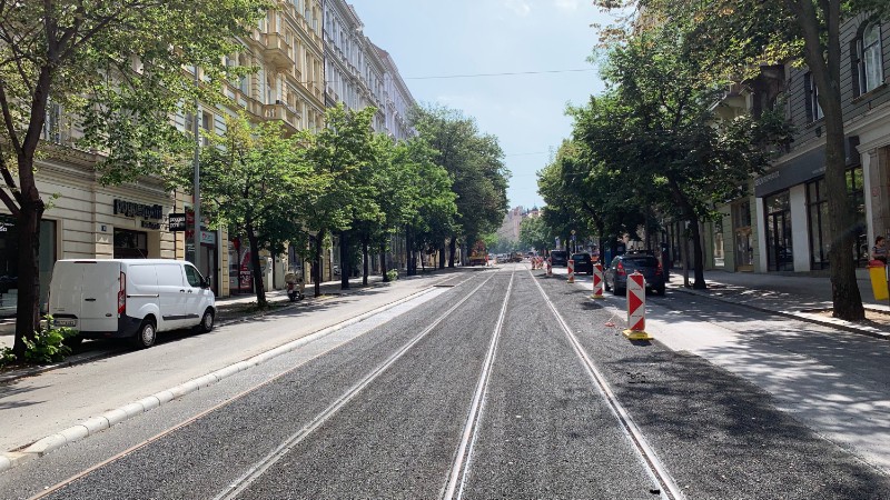 Vinohradská ulice už je kompletně otevřena, ale stále čeká na pořádnou rekonstrukci