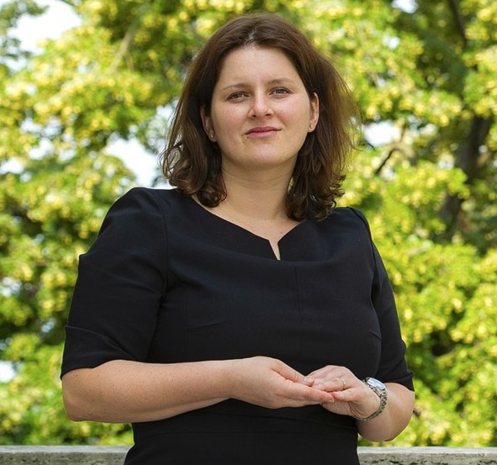 Jana Maláčová kontroluje fabriky, obědvá s končícím velvyslancem a odepisuje na komentáře na facebooku