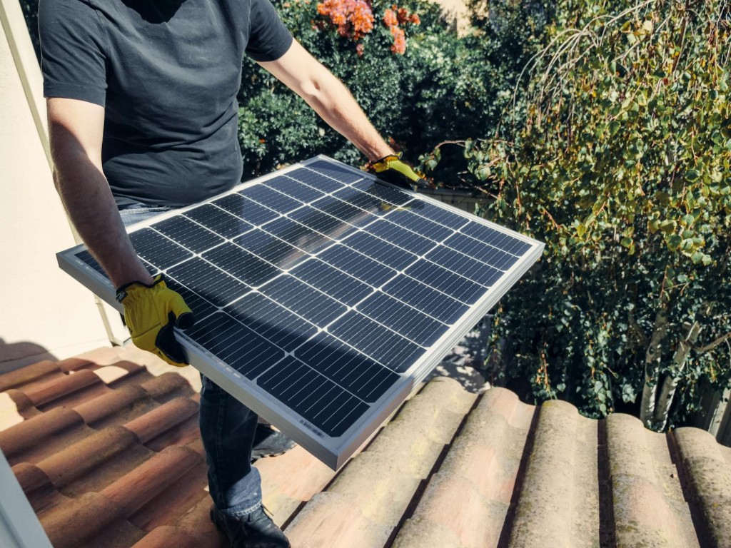 Solární panel: Představte si svou střechu nejen jako krytinu chránící dům před deštěm, ale jako tichou továrnu na energii