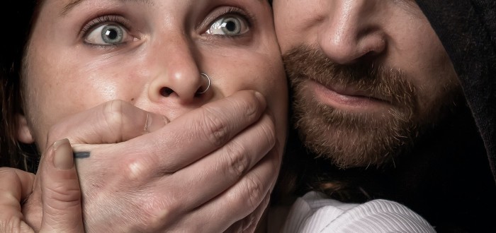 Kara mohla být další obětí sériového vraha, ale podařilo se jí uniknout. Nyní vzdělává své sledující o traumatu pomocí sociálních sítí