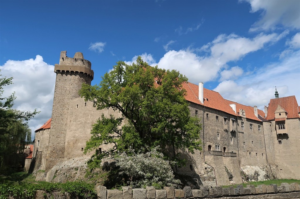 Strakonický hrad je opředen pověstmi. Rozhodně ale není jediný, který by měli milovníci děsuplných příběhů navštívit... 