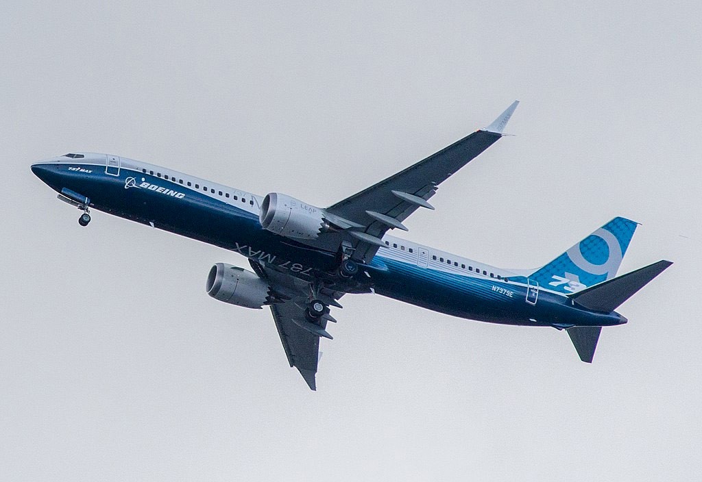 Boeing 737 MAX 9 v barvách výrobce při svém prvním letu v dubnu 2017 