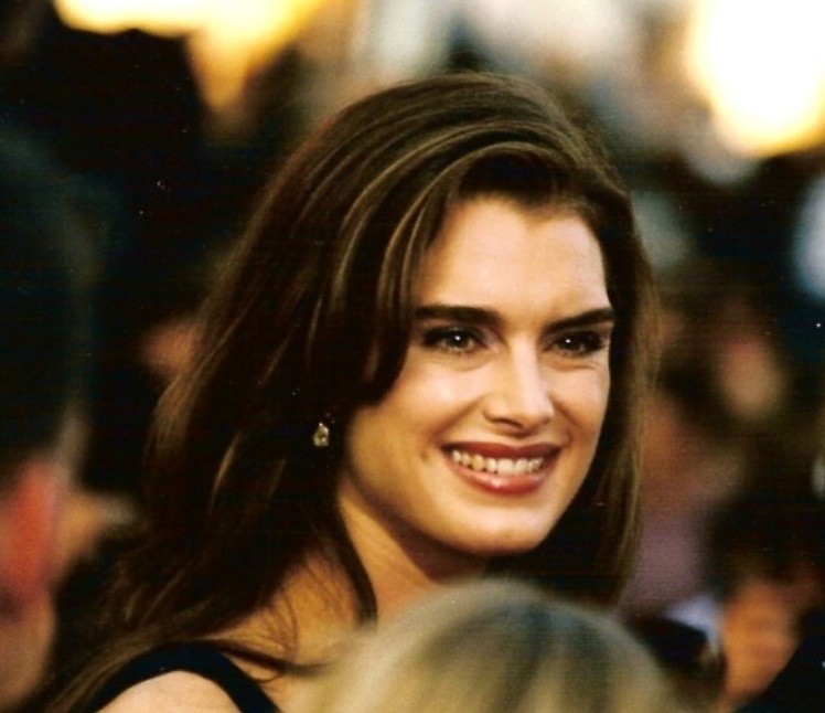 Supermodelka a herečka Brooke Shields by na svoji krásu mohla mít ochrannou známku. Jednak má krásné, tmavé a husté obočí, hnědé vlasy a zelené oči. A jednak její postava a zdravá image mluví za vše